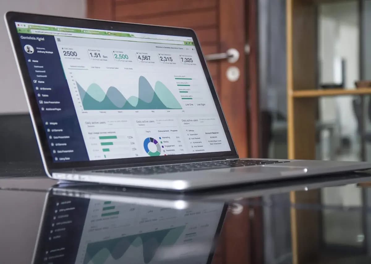 Laptop met analytics dashboard en grafieken